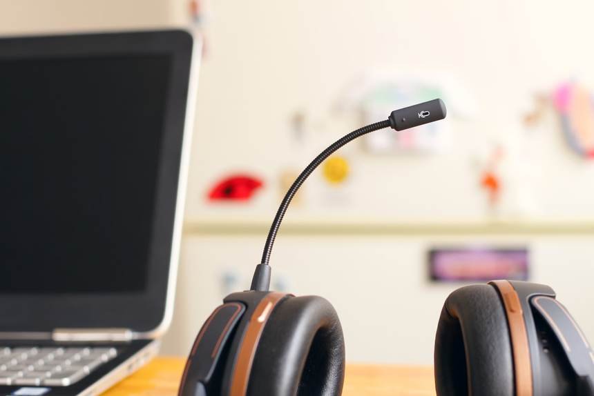 Casque de conseiller posé près d'un poste de travail