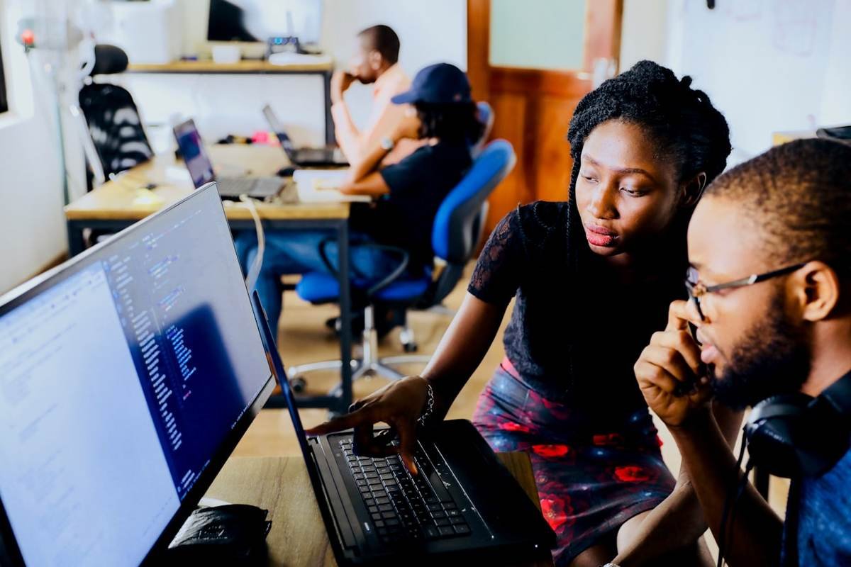 Conseillers au travail sur le plateau, casque sur les oreilles